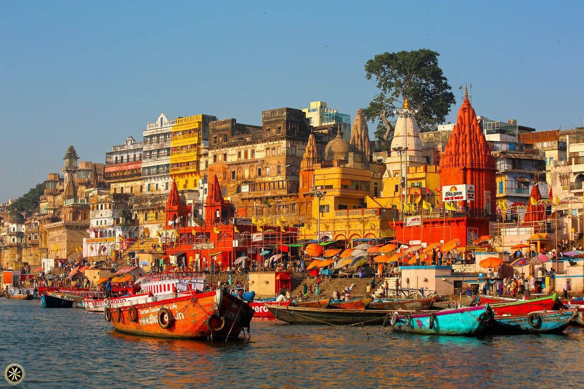 Kashi ke ghat par subah ki naavein
